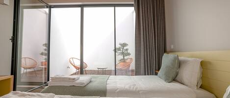 2 makuuhuonetta, tallelokero huoneessa, silitysrauta/-lauta