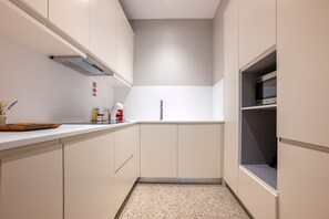 Kühlschrank, Mikrowelle, Wasserkocher mit Kaffee-/Teezubehör