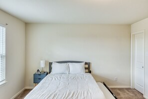 5 bedrooms, iron/ironing board, free WiFi, bed sheets - Spacious Home Near Lackland & Fort Sam Houston  (San Antonio)