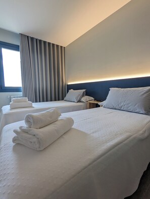 Chambre Confort avec lits jumeaux | Chambres insonorisées, Wi-Fi gratuit, draps fournis