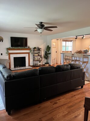 Smart TV, books - Beautiful quiet retreat near Oneida, Big South Fork, and ATV trails!  (Oneida)