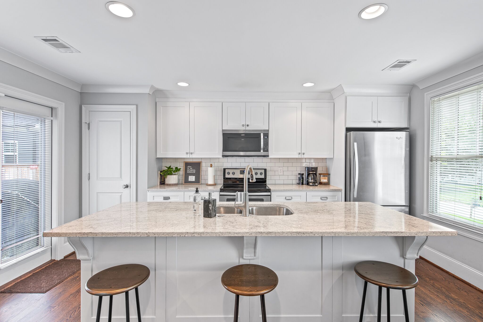 Een koelkast, een microgolfoven, een oven, een kookplaat