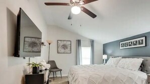 7 bedrooms, iron/ironing board, WiFi, bed sheets - Luxurious And Spacious Gem In The Heart Of ATL (Atlanta)