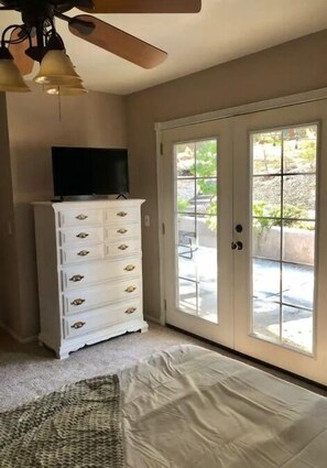 3 camere, una scrivania, ferro/asse da stiro, culla da viaggio