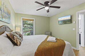 6 bedrooms, desk, iron/ironing board, travel crib