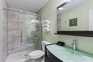 Combined shower/bathtub, hair dryer, towels - Cozy Beech Mtn Cabin w/ AC | Sleeps 14 - King Beds| Mtn Views, Games, Family Fun (Beech Mountain)