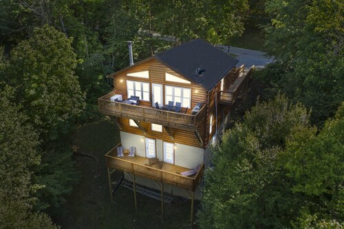 Cozy Beech Mtn Cabin w/ AC | Sleeps 14 - King Beds| Mtn Views, Games, Family Fun