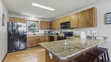 Een koelkast, een magnetron, een oven, een kookplaat