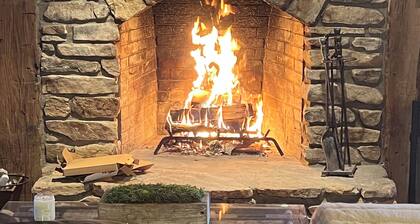 Little Creek Cabin, 2 bedrooms, 1.5 Baths (Sleeps 4)