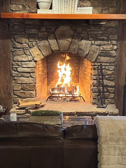 Little Creek Cabin, 2 bedrooms, 1.5 Baths (Sleeps 4)