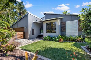 Exterior - Mudjimba Escape - Pet friendly, luxury villa w/pool (Sunshine Coast)