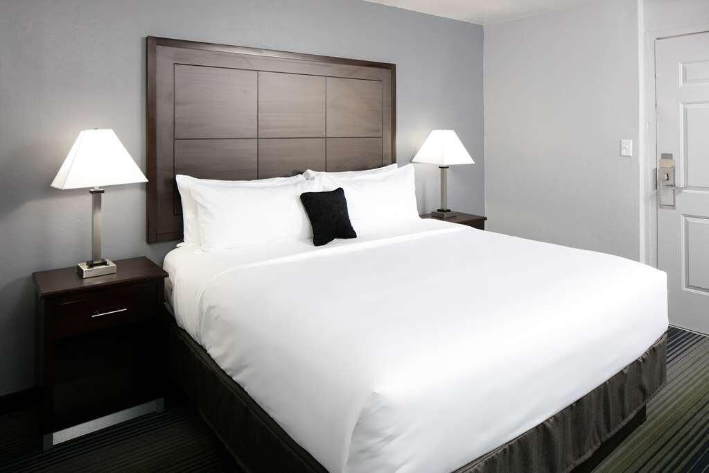 Convenient Countryside Stay, Outdoor Pool, Free Parking, Near Arizona Stadium