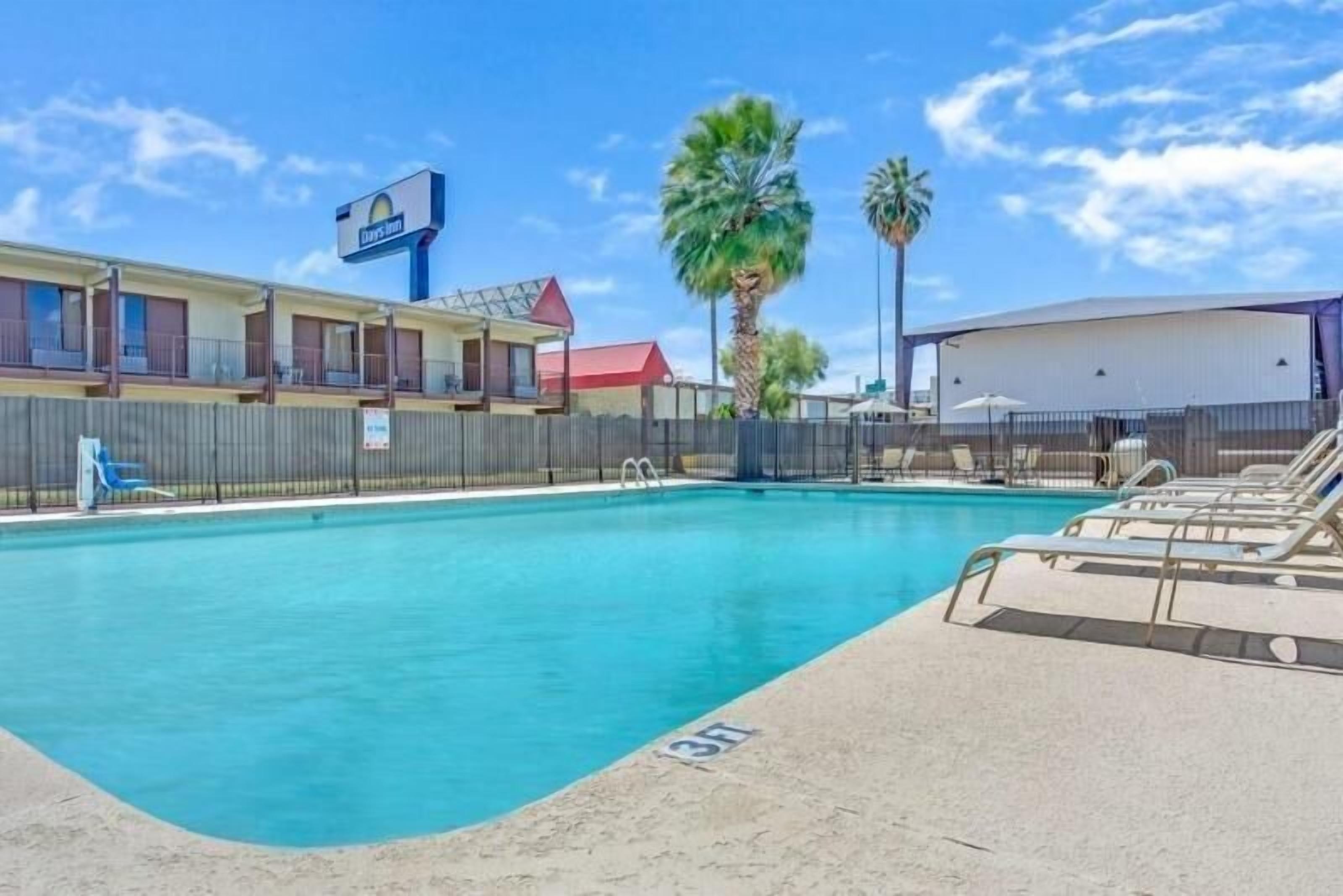 Comfort Meets Affordability, Free Parking, Outdoor Pool, Near Arizona Stadium