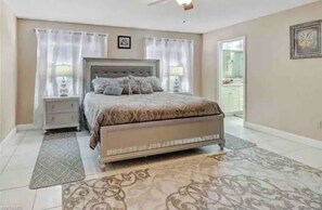 4 bedrooms, WiFi - La venezia beautiful 4 bedroom pool/spa (Cape Coral)