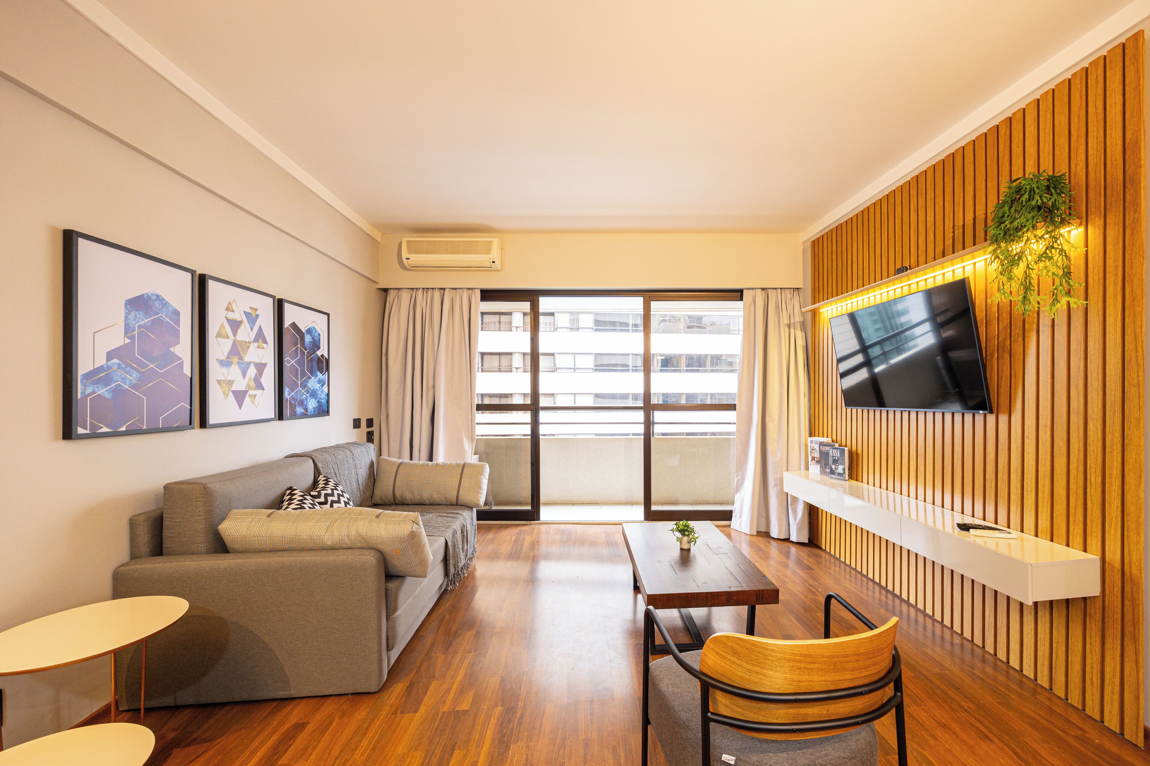 Leilighet – classic | Oppholdsområde | En 32-tommers Flatskjerm-TV med kabel-kanaler samt TV