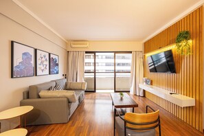 Apartamento clásico | Zona de estar | Televisión de pantalla plana de 32 pulgadas con canales por cable