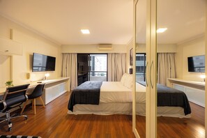 Apartamento clásico | Decoración individual, escritorio, wifi gratis y ropa de cama