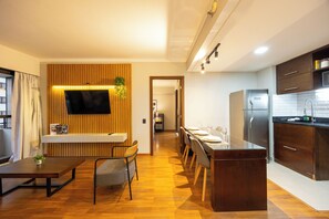 Apartamento clássico | Área de estar | TV de tela plana 32 polegadas com canais a cabo, TV