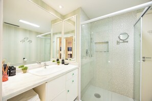 Căn hộ phong cách cổ điển | Phòng tắm | Vòi sen/bồn tắm kết hợp, máy sấy tóc, xà phòng, dầu gội 
