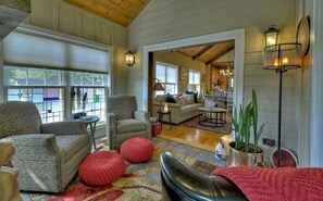 Smart TV, fireplace - Blue Ridge -  In town well appointed home (Blue Ridge)