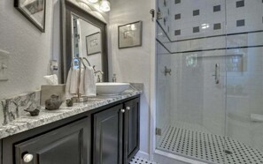 Shower, hair dryer - Blue Ridge -  In town well appointed home (Blue Ridge)