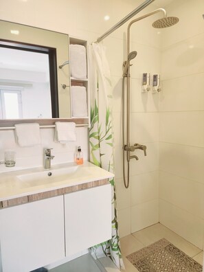 Dusche, Haartrockner, Handtücher, Seife