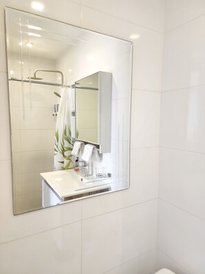 Dusj, hårføner, håndklær og såpe