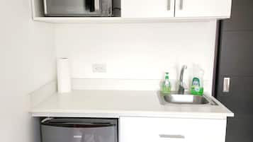 Refrigerador, microondas, cafetera y tetera y tetera eléctrica