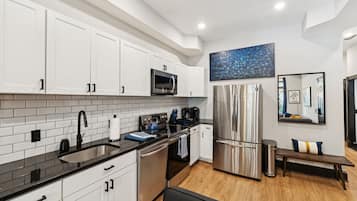 Frigorífico, microondas, horno y placa de cocina