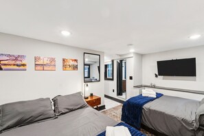 4 bedrooms, desk, iron/ironing board, travel crib