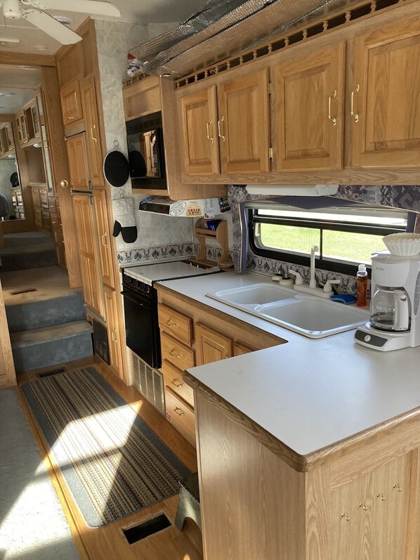 Kühlschrank, Mikrowelle, Ofen, Herdplatte