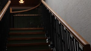 A staircase with wooden steps and black railings, leading to a skylight above. - Casa Madera (Lagos de Moreno)