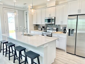 Frigorifero, microonde, forno, piano cottura