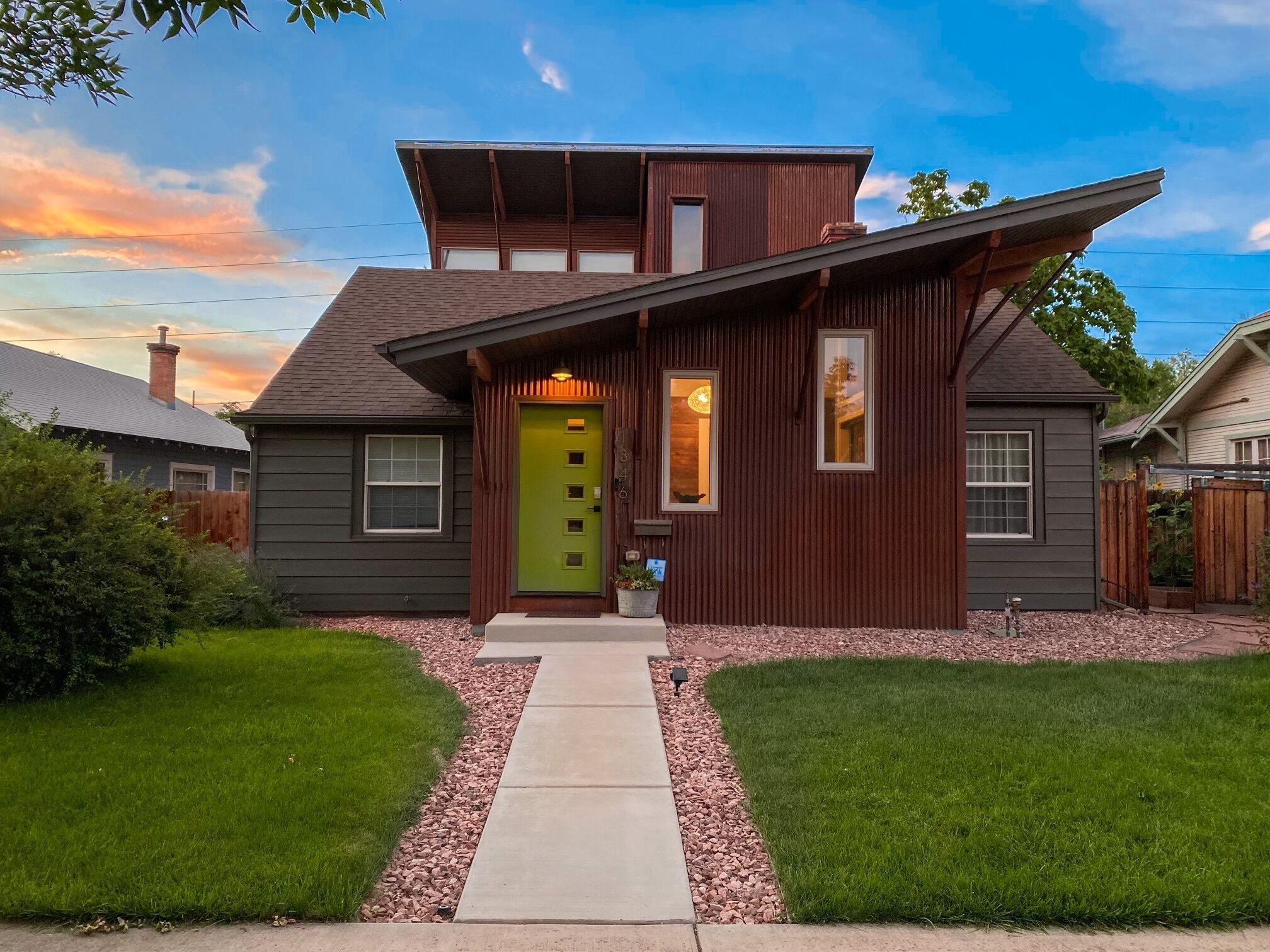 Open modern home near downtown w/ 2 king beds