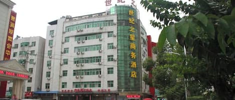 Un edificio de varios pisos con señalización que indica que es un hotel.