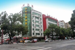 Un edificio de varios pisos con señalización que indica un centro de negocios y un hotel.