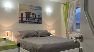4 bedrooms, iron/ironing board, travel crib, free WiFi