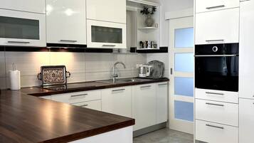 Fridge, oven, stovetop, dishwasher