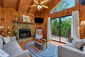 Smart TV, caminetto, videogiochi