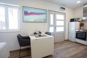 Kühlschrank, Mikrowelle, Ofen, Geschirrspüler