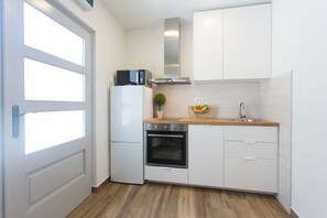 Kühlschrank, Mikrowelle, Ofen, Geschirrspüler