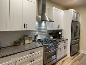 冰箱、微波炉、烤箱、炉灶