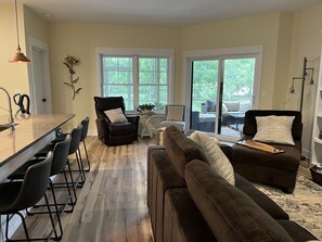 Smart TV, caminetto, libri, impianto stereo