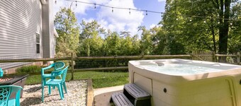 Misty Mountain Manor - Hot Tub, Firepit, Private, Fenced yard