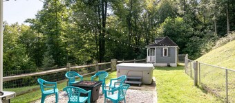 Misty Mountain Manor - Hot Tub, Firepit, Private, Fenced yard