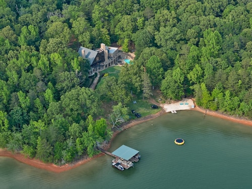 Lake Lanier Castle/Your own Private Resort