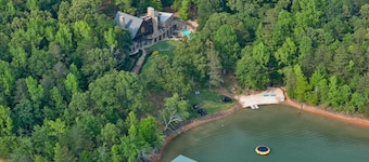 Lake Lanier Castle/Your own Private Resort