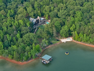 Lake Lanier Castle/Your own Private Resort