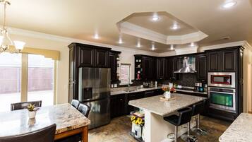 Refrigerador, microondas, horno, placa de cocina