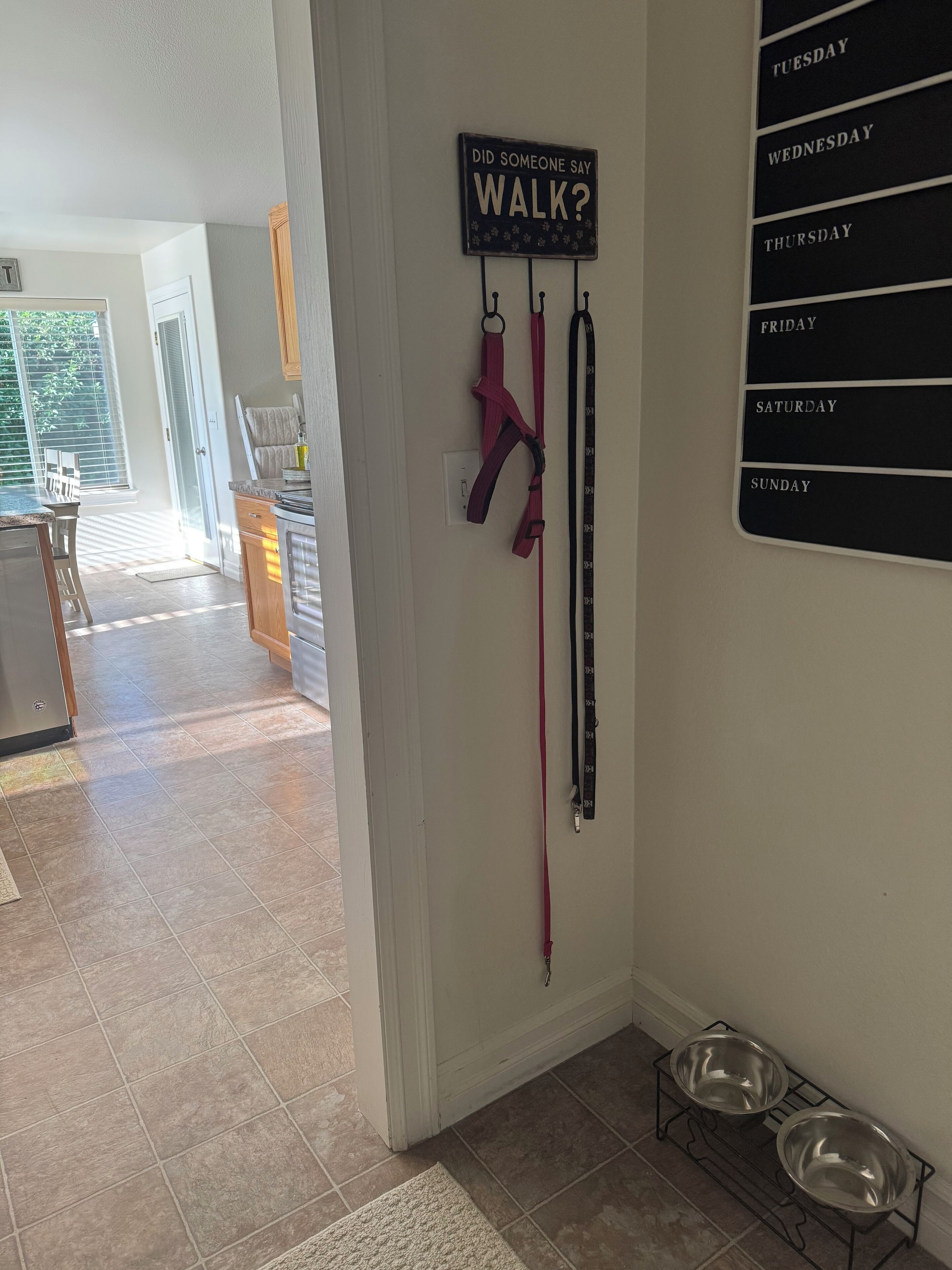 Ein Korridor mit einem Schild, auf dem steht 'WALK?' und einem Kalender an der Wand.